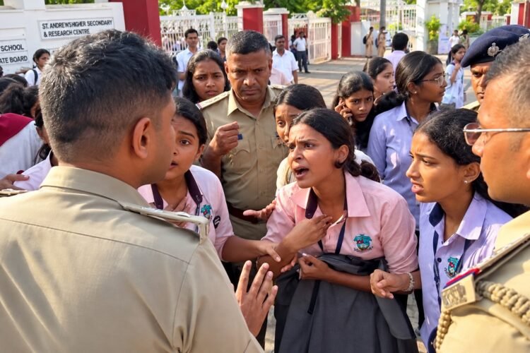 ದಸರಾ ರಜೆ ಹೊತ್ತಲ್ಲೇ ಪದವಿ ಪರೀಕ್ಷೆ-ಮಂಗಳೂರಿನ ಸೈಂಟ್ ಆಗ್ನೆಸ್ ಕಾಲೇಜಿನ ವಿದ್ಯಾರ್ಥಿನಿಯರ ಪ್ರೊಟೆಸ್ಟ್‌